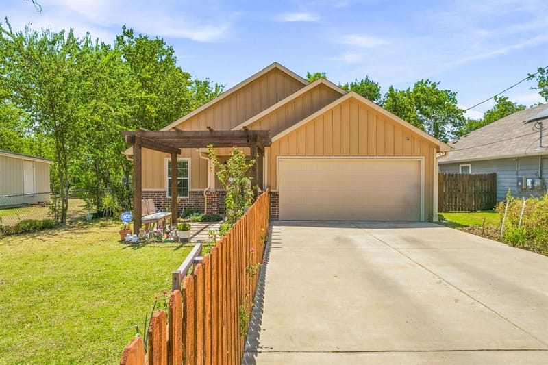 1006 SE 3rd Street, Mineral Wells TX 76067
