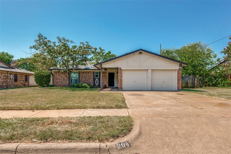 204 E Cunningham Avenue, Crowley TX 76036