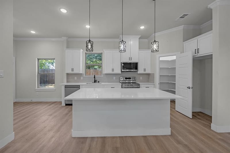 5511 Black Pine Circle, Granbury TX 76048 - Photo 8