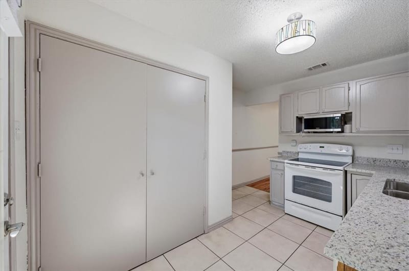 814 Rock Creek Drive, Euless TX 76039 - Photo 13