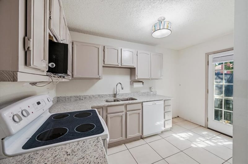 814 Rock Creek Drive, Euless TX 76039 - Photo 3