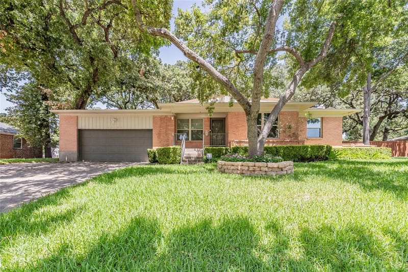 1233 Fair Oaks Drive, Irving TX 75060