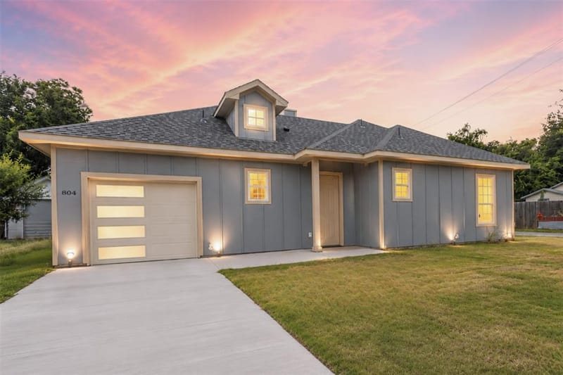 804 S 4th Street, Bonham TX 75418