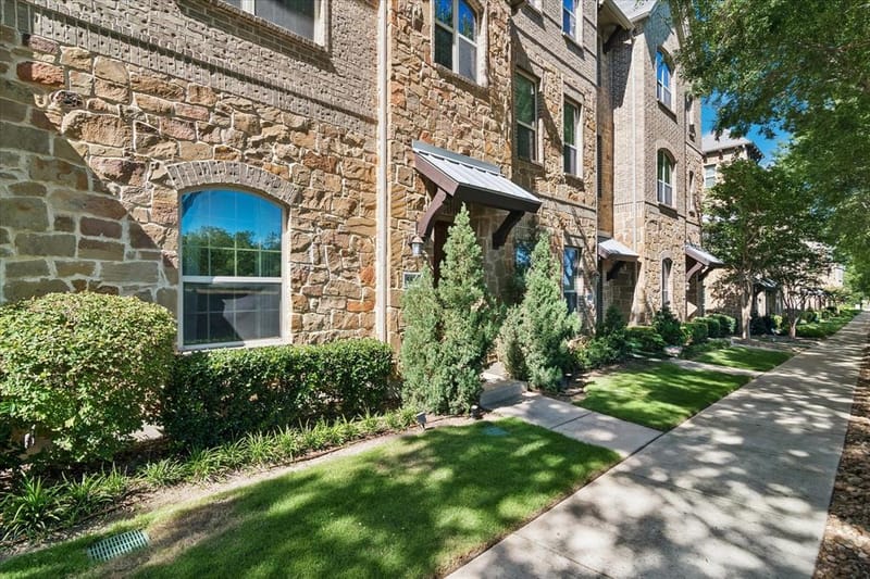 559 W Royal Lane, Irving TX 75039 - Photo 3