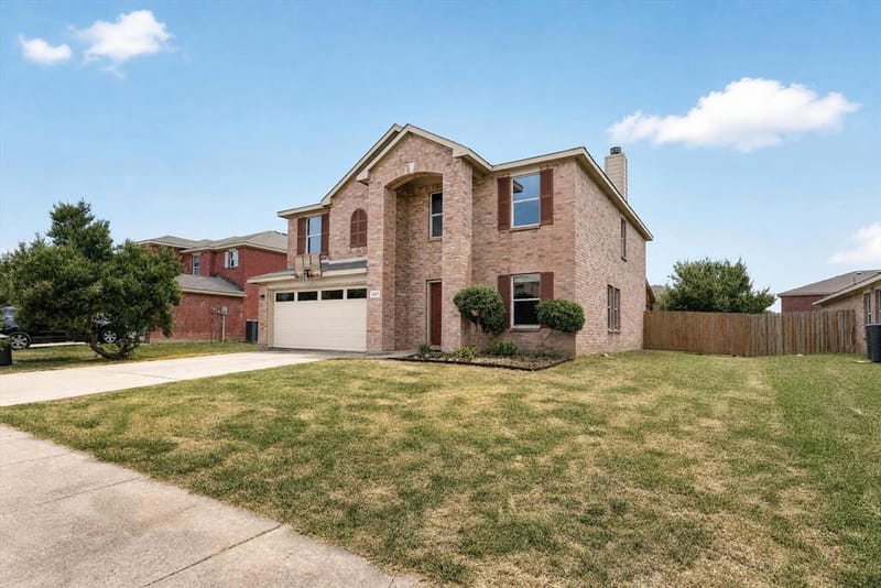 2427 Arroyo Springs Drive, Grand Prairie TX 75052 - Photo 2