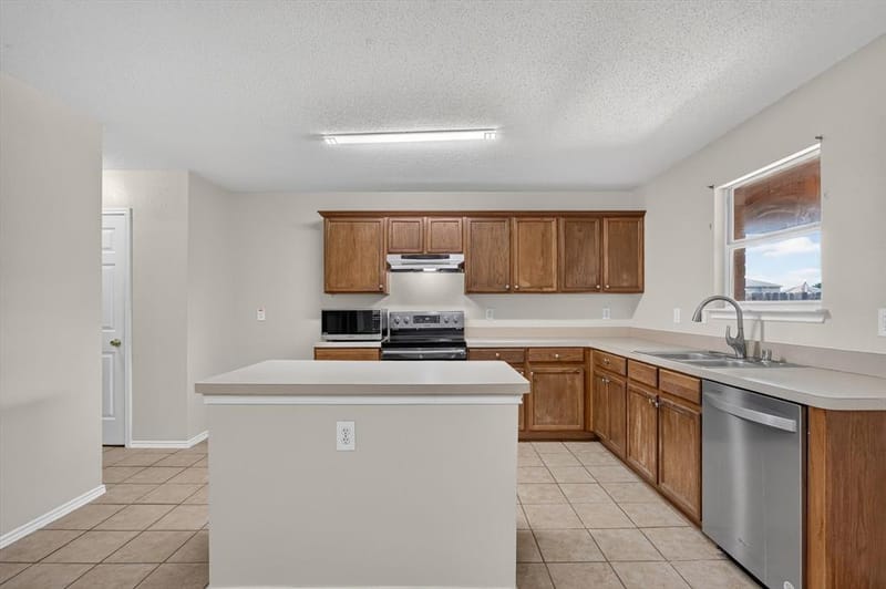 2427 Arroyo Springs Drive, Grand Prairie TX 75052 - Photo 14