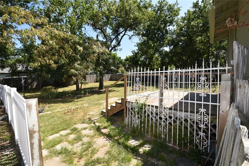 215 E 11th Street, Bonham TX 75418 - Photo 17