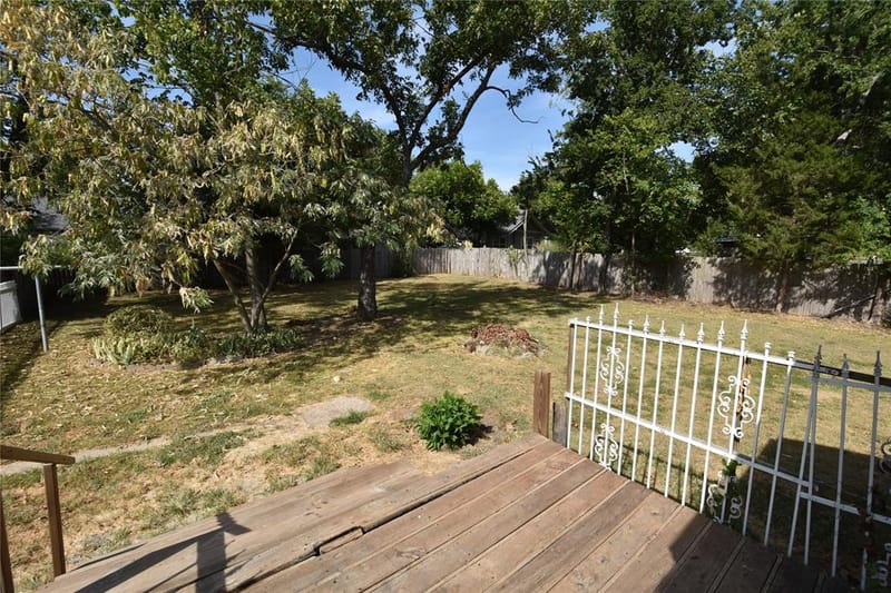 215 E 11th Street, Bonham TX 75418 - Photo 20