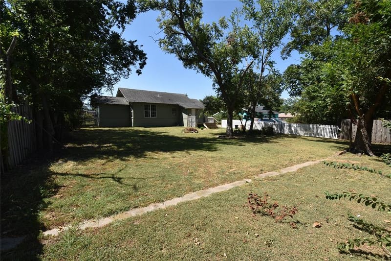 215 E 11th Street, Bonham TX 75418 - Photo 18