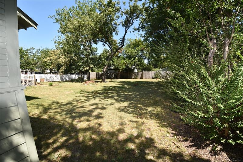 215 E 11th Street, Bonham TX 75418 - Photo 19