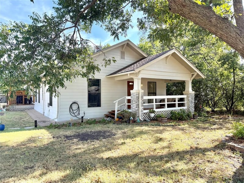 407 E Bois D Arc Street, Leonard TX 75452