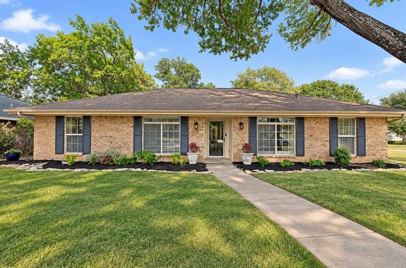 2401 Radcliffe Drive, Arlington TX 76012 - Photo 2