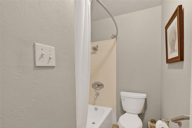 8261 Club Meadows Drive, Dallas TX 75243 - Photo 22