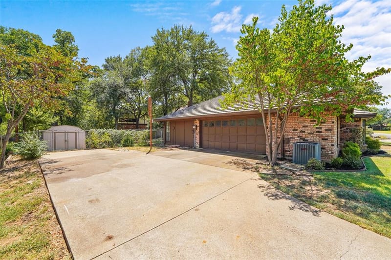 2323 Brookside Drive, Arlington TX 76012 - Photo 2