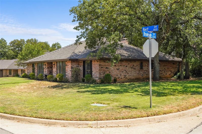 2323 Brookside Drive, Arlington TX 76012 - Photo 3