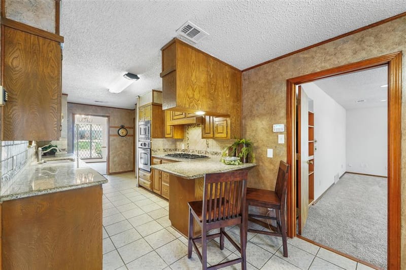 2323 Brookside Drive, Arlington TX 76012 - Photo 10
