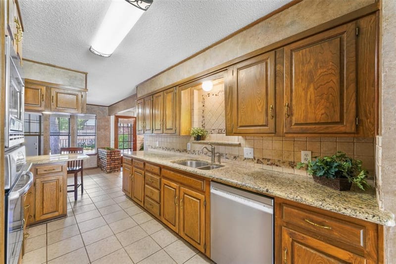 2323 Brookside Drive, Arlington TX 76012 - Photo 11