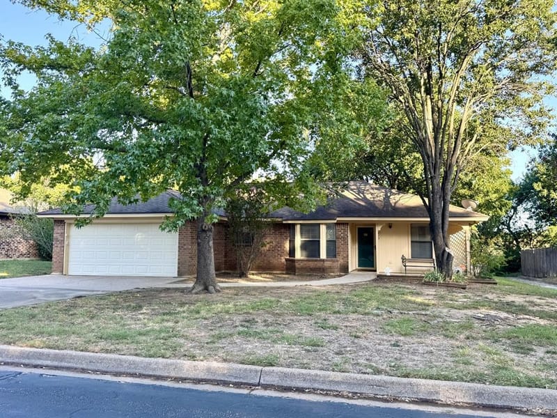713 Owens Drive, Crowley TX 76036