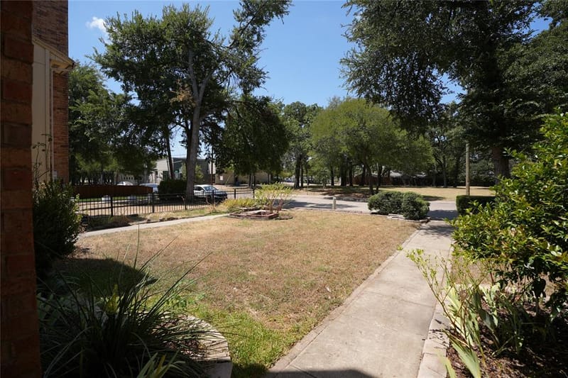 2276 Colony Court, Dallas TX 75235 - Photo 3
