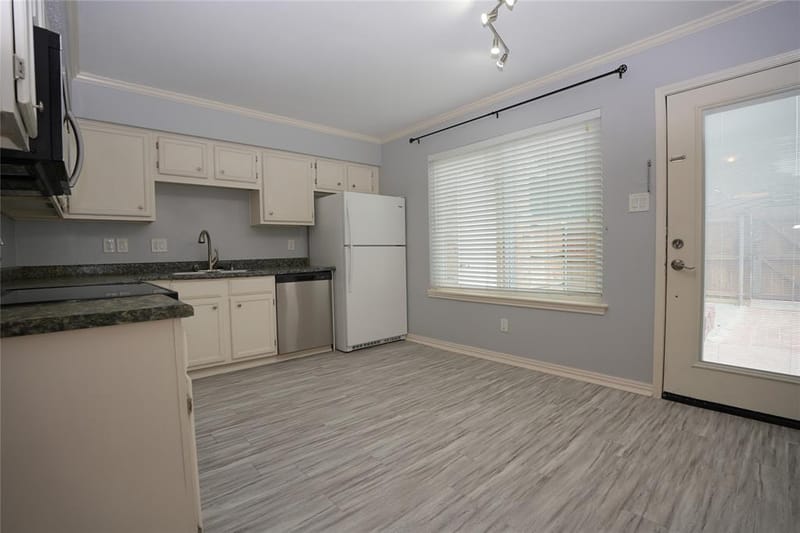 2276 Colony Court, Dallas TX 75235 - Photo 11