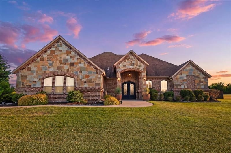 924 Indian Trail, Oak Leaf TX 75154