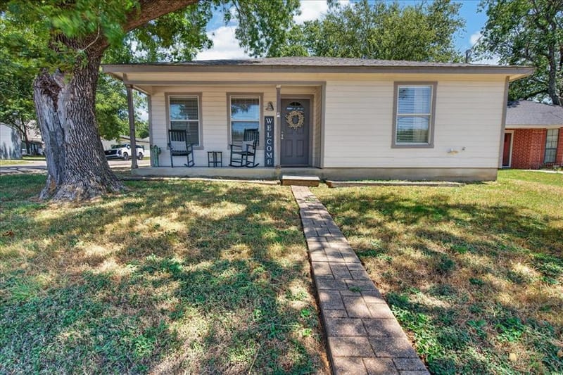 401 S 3rd Street, Grandview TX 76050