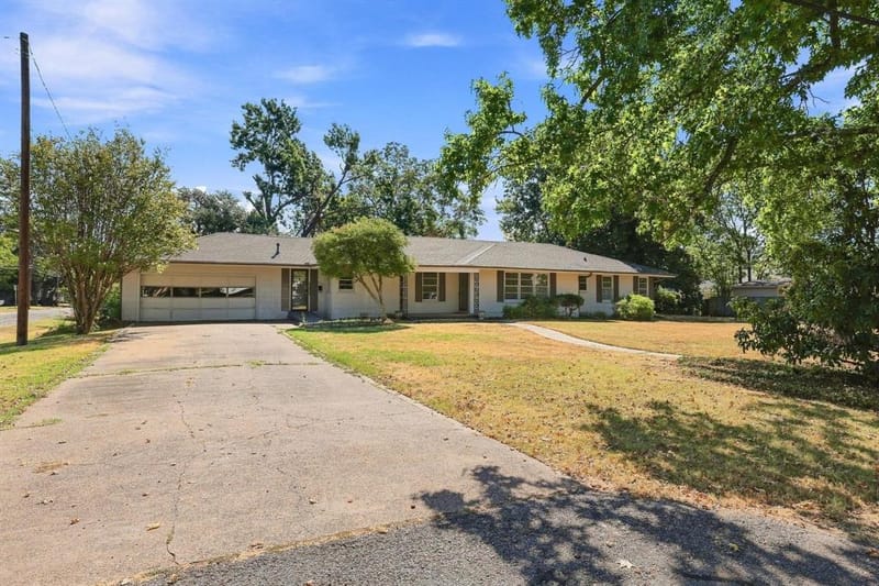 920 Park Avenue, Bonham TX 75418 - Photo 2