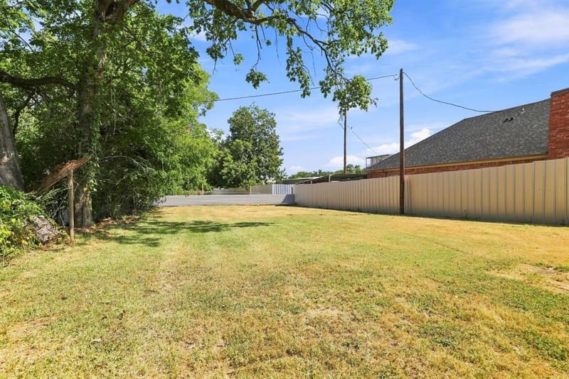 217 E Hull Street, Denison TX 75021 - Photo 15