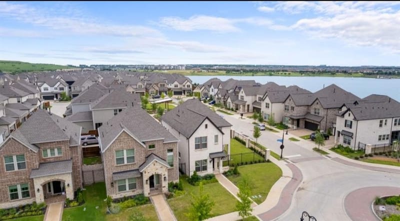711 Prairie Falcon Drive, Arlington TX 76005 - Photo 3