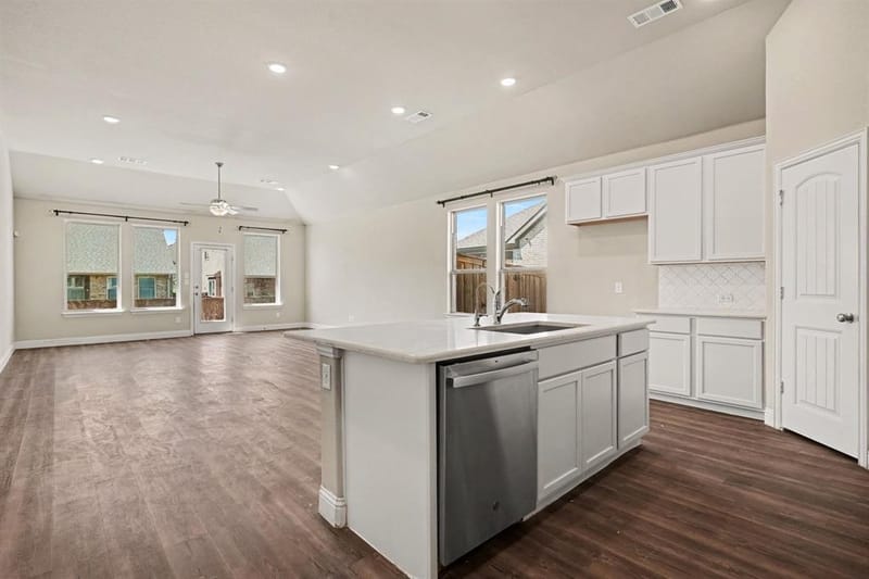 2806 Grand Lookout Lane, Arlington TX 76001