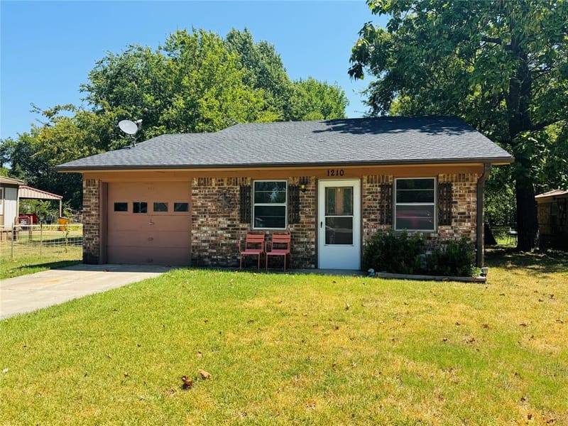 1210 S Clements Street, Gainesville TX 76240 - Photo 2