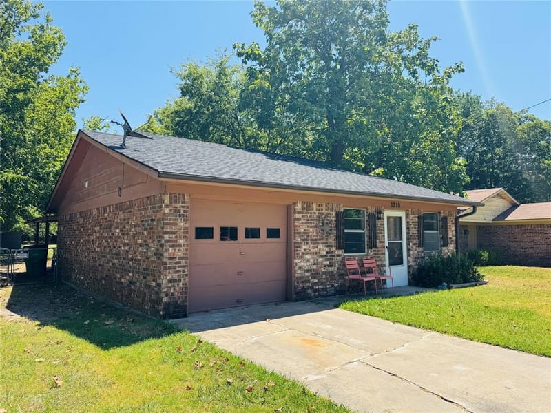 1210 S Clements Street, Gainesville TX 76240 - Photo 3