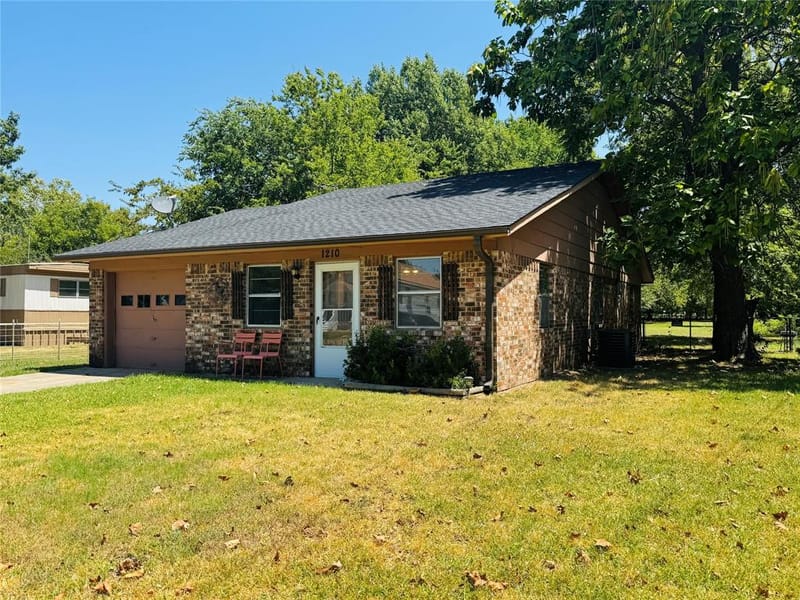 1210 S Clements Street, Gainesville TX 76240
