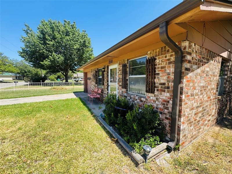 1210 S Clements Street, Gainesville TX 76240 - Photo 5