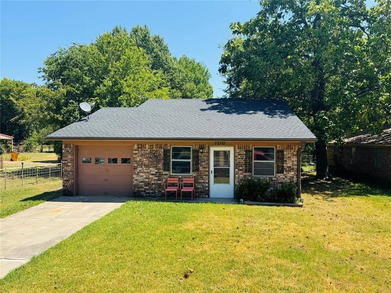 1210 S Clements Street, Gainesville TX 76240 - Photo 40