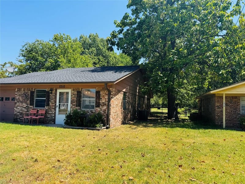 1210 S Clements Street, Gainesville TX 76240 - Photo 4