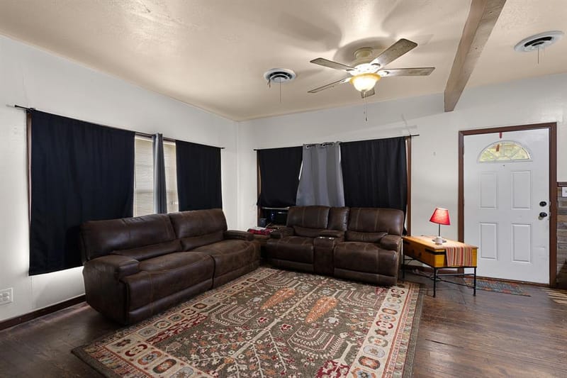 301 W Nelson Street, Bowie TX 76230 - Photo 2
