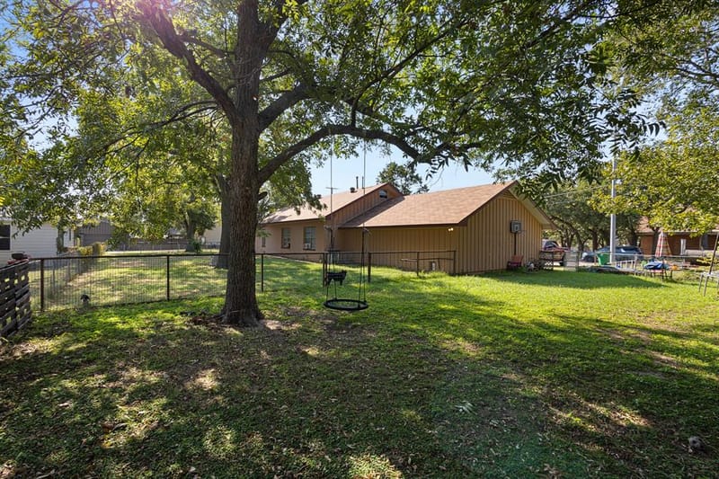 301 W Nelson Street, Bowie TX 76230 - Photo 28
