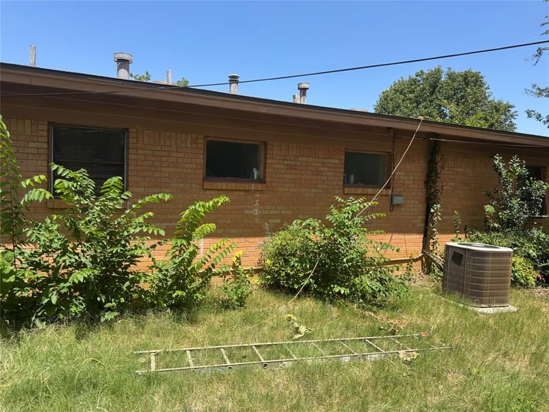 2204 Cloverdale Street, Arlington TX 76010 - Photo 3
