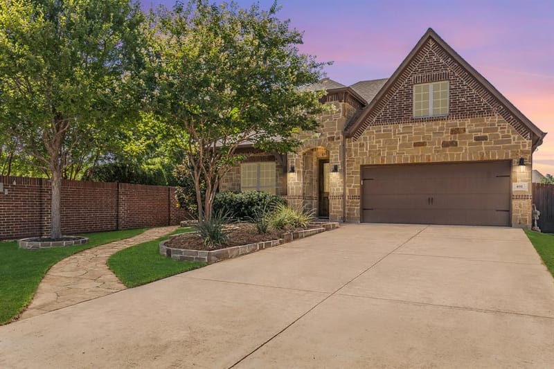 401 Middleton Drive, Roanoke TX 76262