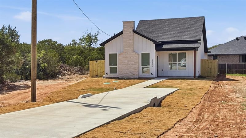 1206 Thicket Court, Granbury TX 76048 - Photo 3