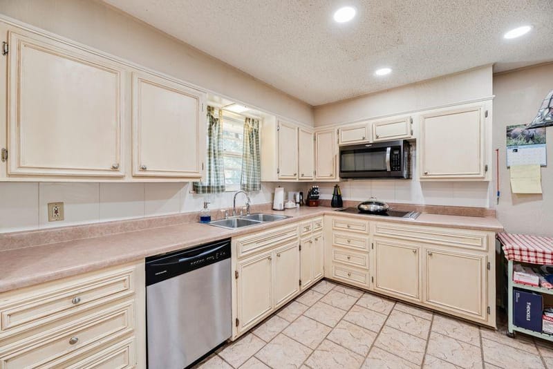 919 Surry Place Drive, Cleburne TX 76033 - Photo 13