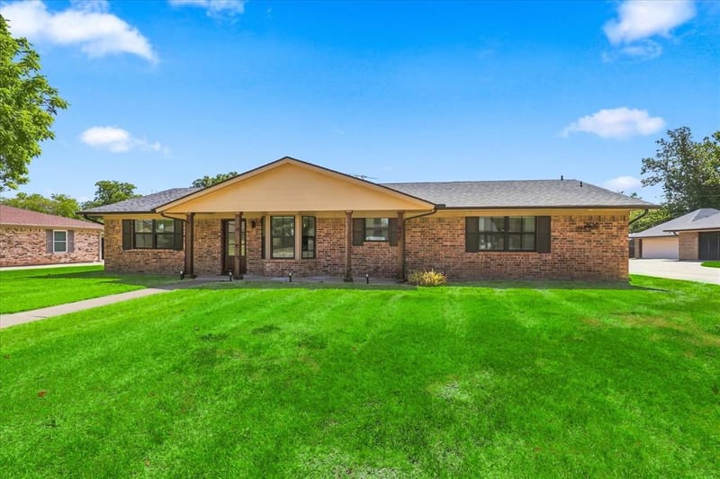 208 Diane Drive, Sanger TX 76266