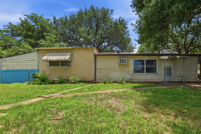 902 W Bridge Street, Granbury TX 76048 - Photo 27