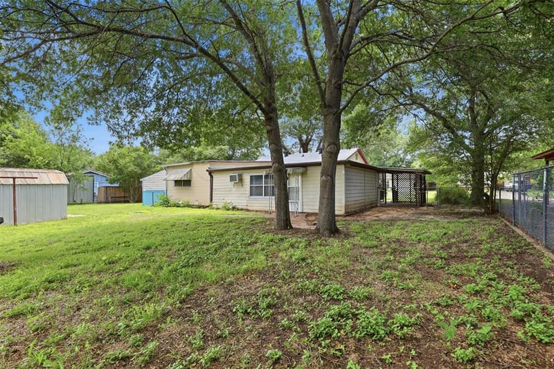 902 W Bridge Street, Granbury TX 76048 - Photo 32