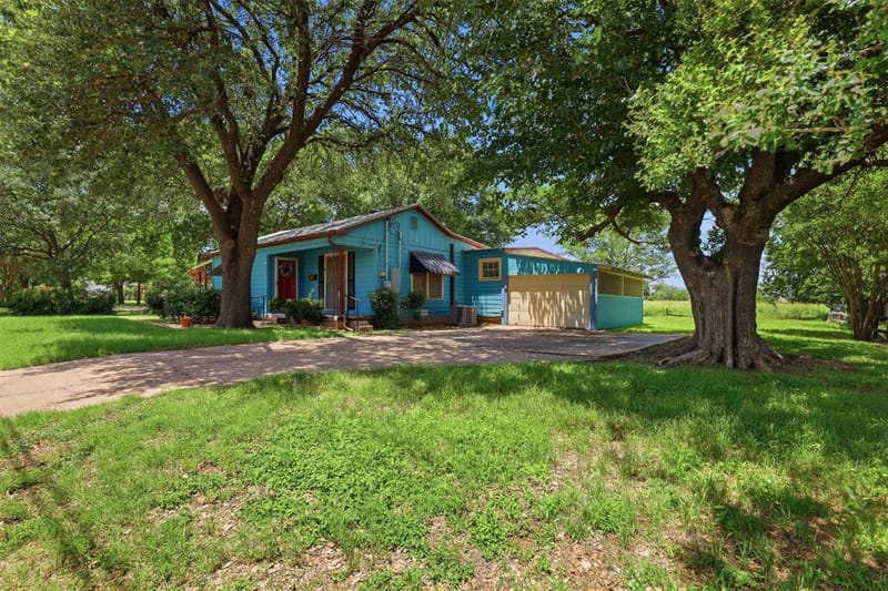 902 W Bridge Street, Granbury TX 76048