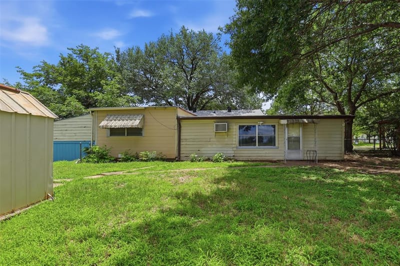 902 W Bridge Street, Granbury TX 76048 - Photo 28