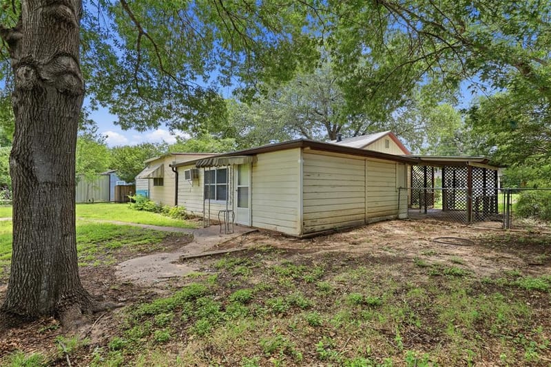 902 W Bridge Street, Granbury TX 76048 - Photo 31