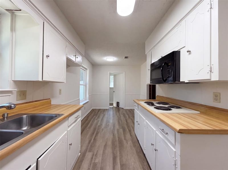 1136 Kris Street, Irving TX 75060 - Photo 6