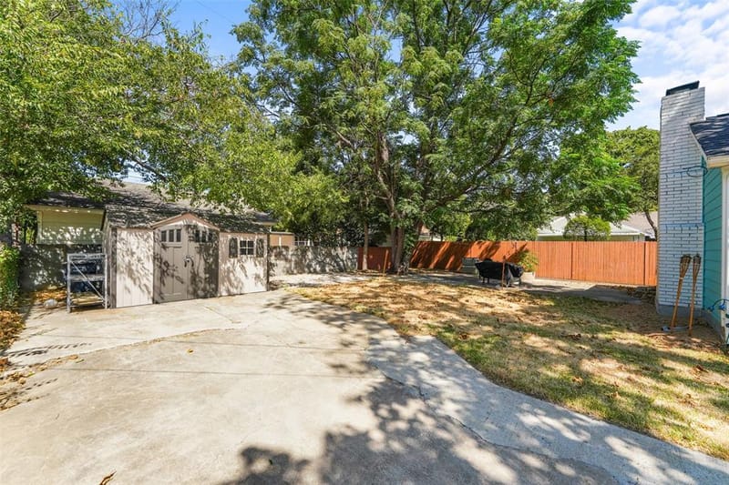 1121 Hudgins Avenue, Fort Worth TX 76111 - Photo 23